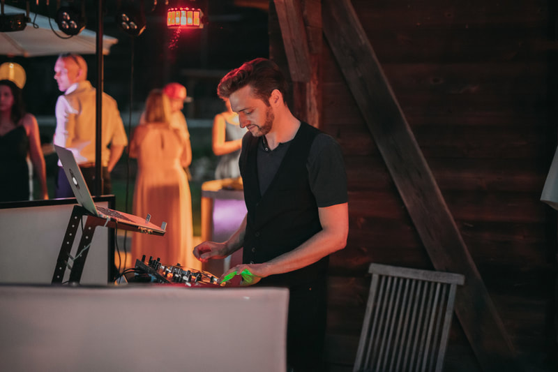 DJ Björn am DJ-Laptop beim Auflegen auf Hochzeitsfeier im Wiesbadener Adamstal