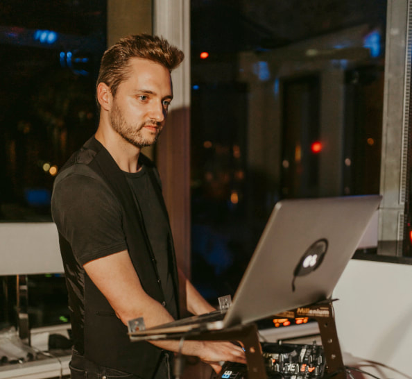 Event DJ Björn konzentriert beim Übergang