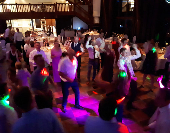 Tanzende Gäste auf Hochzeitsparty