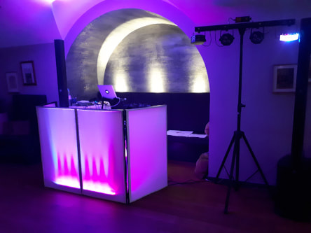 DJ-Technik mit Musikanlage und Lichtsystem