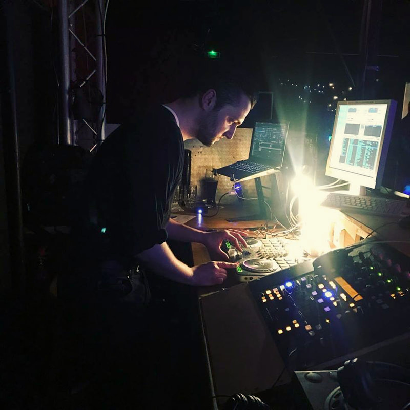 DJ Björn hinter dem DJ-Pult während Party im Frankfurter Ponyhof