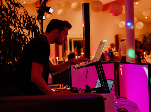 Event DJ Björn am DJ-Laptop auf Hochzeitsfeier in Mainz