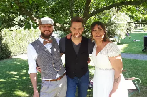 DJ Björn mit Brautpaar im Garten der Hochzeitslocation