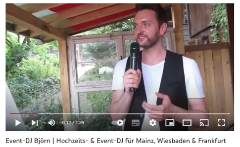 DJ Björn spricht auf einer Hochzeitsfeier ins Mikrofon